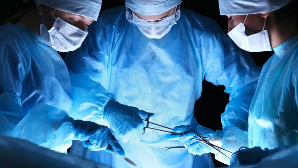 Médico especialista en cirugía general y laparoscopia